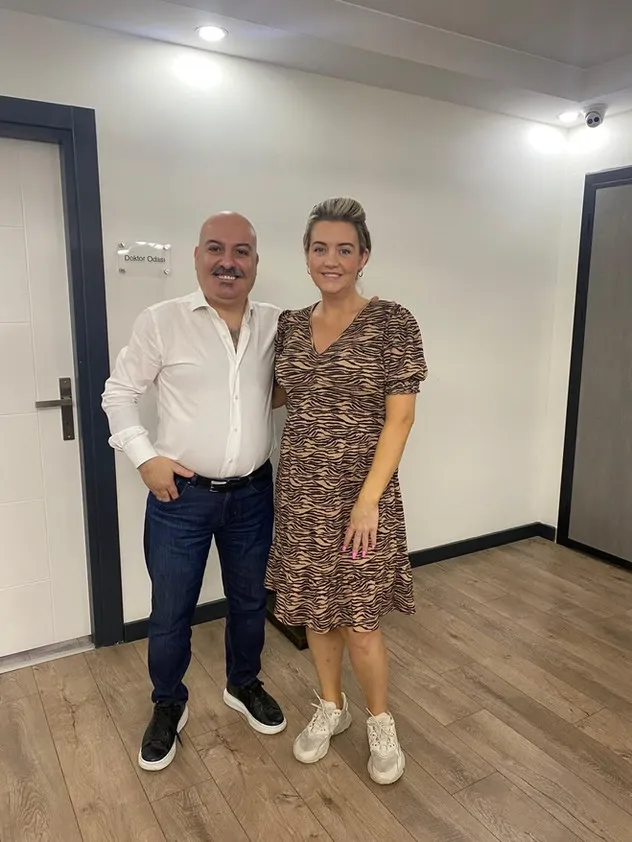 Dr. Gökhan Özerdem zusammen mit seinen glücklichen Patienten 5
