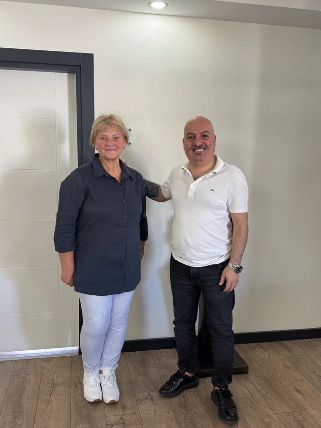 Dr. Gökhan Özerdem zusammen mit seinen glücklichen Patienten 1