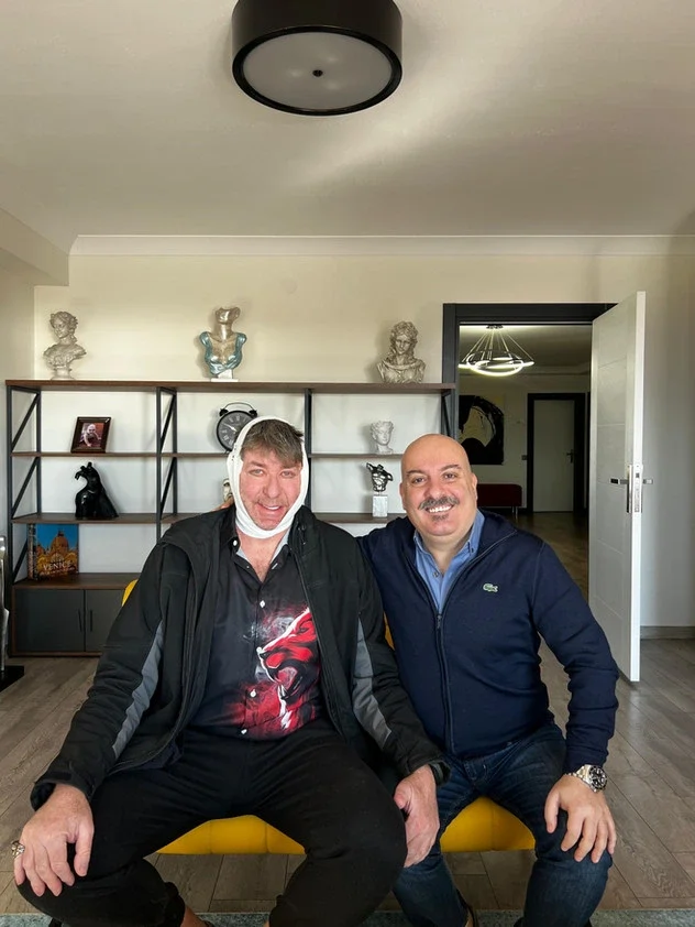 Dr. Gökhan Özerdem zusammen mit seinen glücklichen Patienten 9