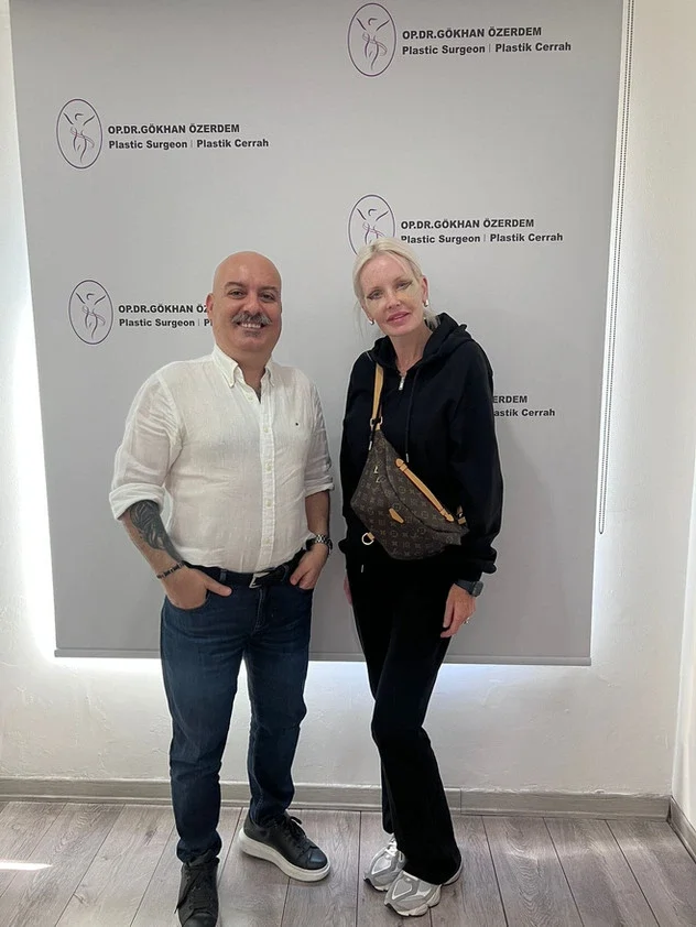 Dr. Gökhan Özerdem zusammen mit seinen glücklichen Patienten 7