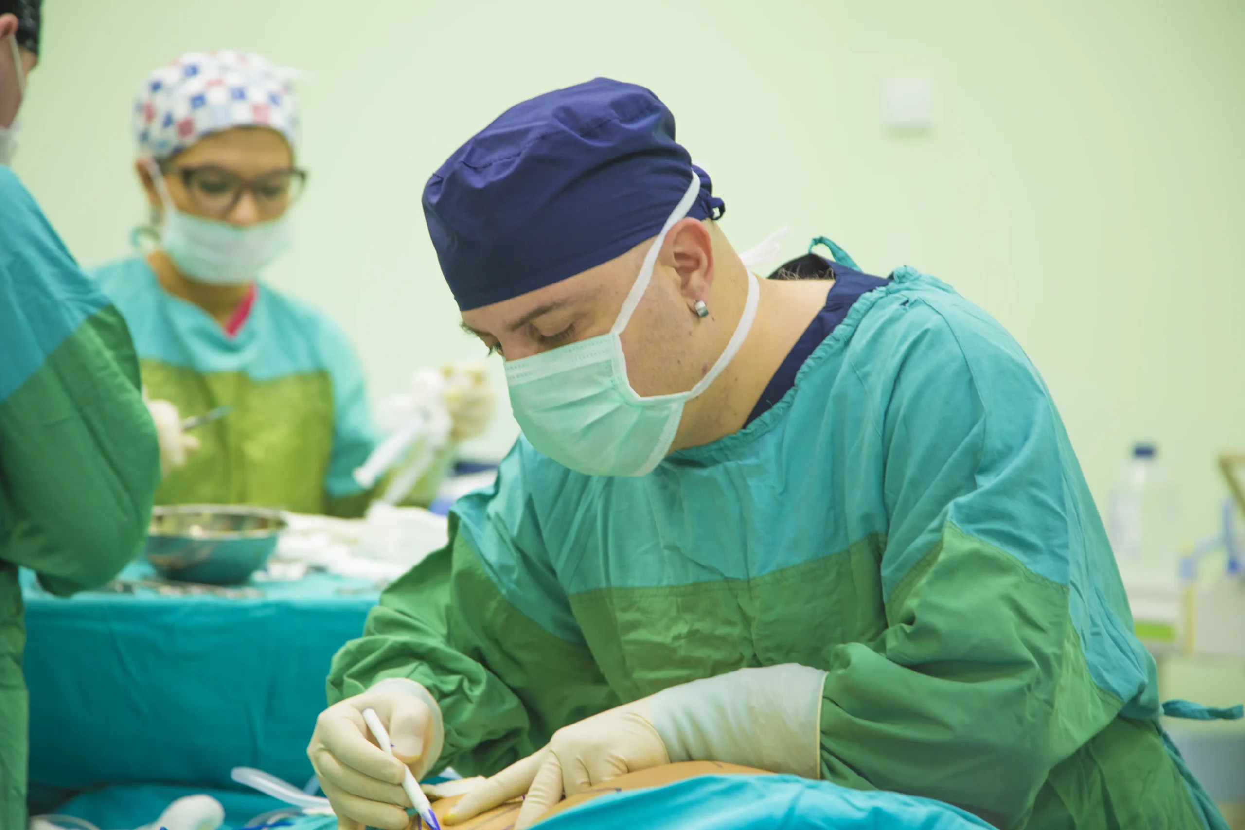 Dr. Gökhan Özerdem – Facharzt für Plastische Chirurgie in Antalya 2