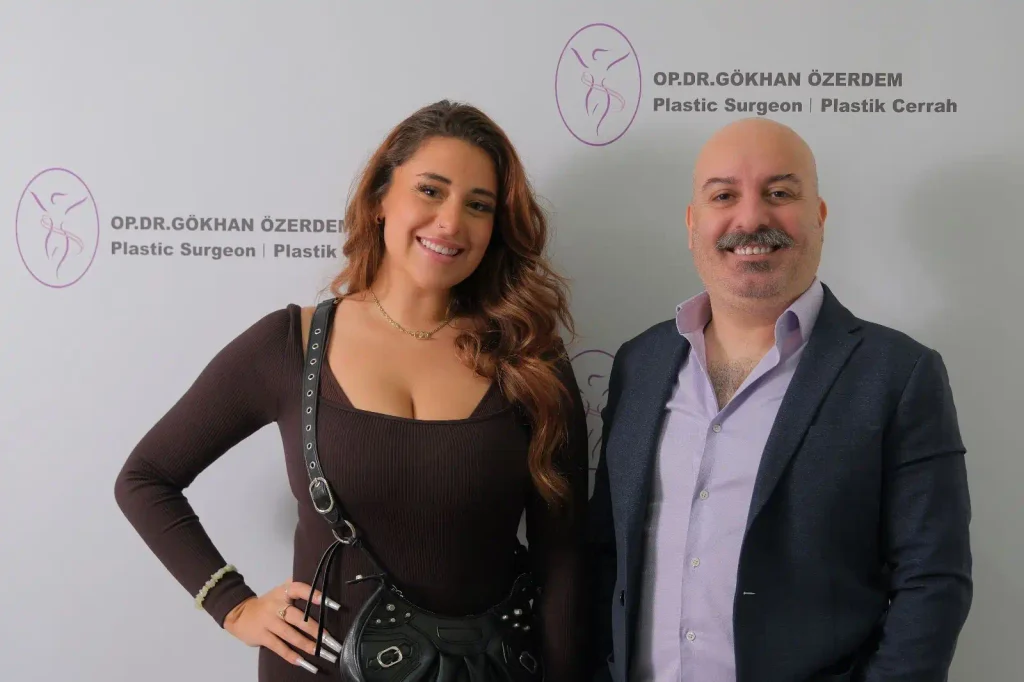 Dr. Gökhan Özerdem zusammen mit seinen glücklichen Patienten 8
